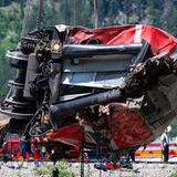 Dann gelingt es, den ersten der Waggons anzuheben. Laut Polizei wurde darunter ein fünftes Todesopfer des Unglücks entdeckt