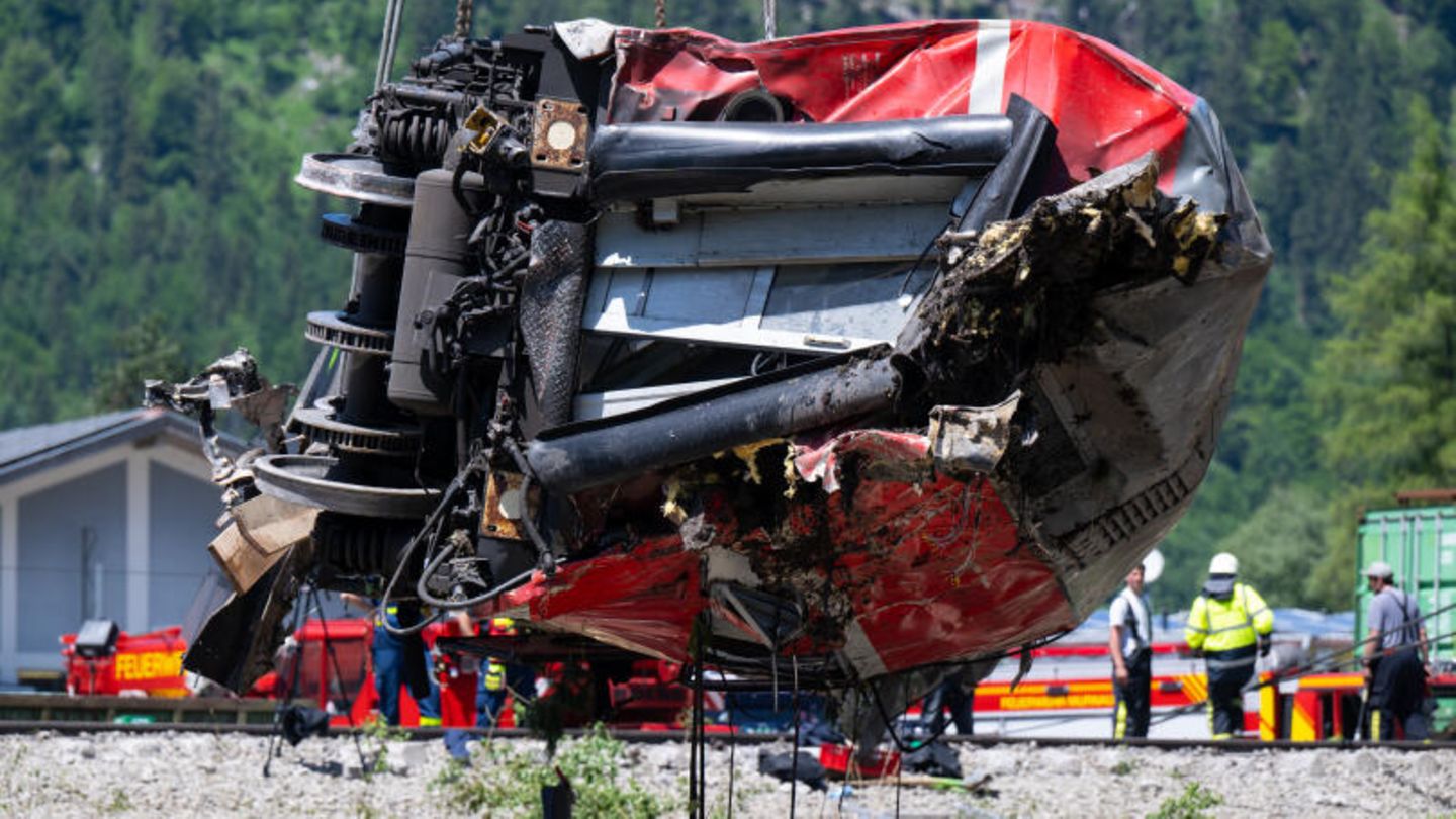Dann gelingt es, den ersten der Waggons anzuheben. Laut Polizei wurde darunter ein fünftes Todesopfer des Unglücks entdeckt