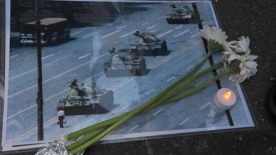 Hongkong Tian’anmen-Massaker Ein Foto, ein Teelicht und Blumen erinnern an das Tian’anmen-Massaker