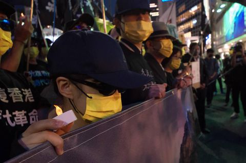 Personen in Hongkong erinnern mit Plakaten an das Tian’anmen-Massaker