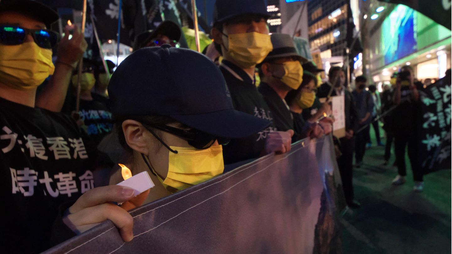 Personen in Hongkong erinnern mit Plakaten an das Tian’anmen-Massaker