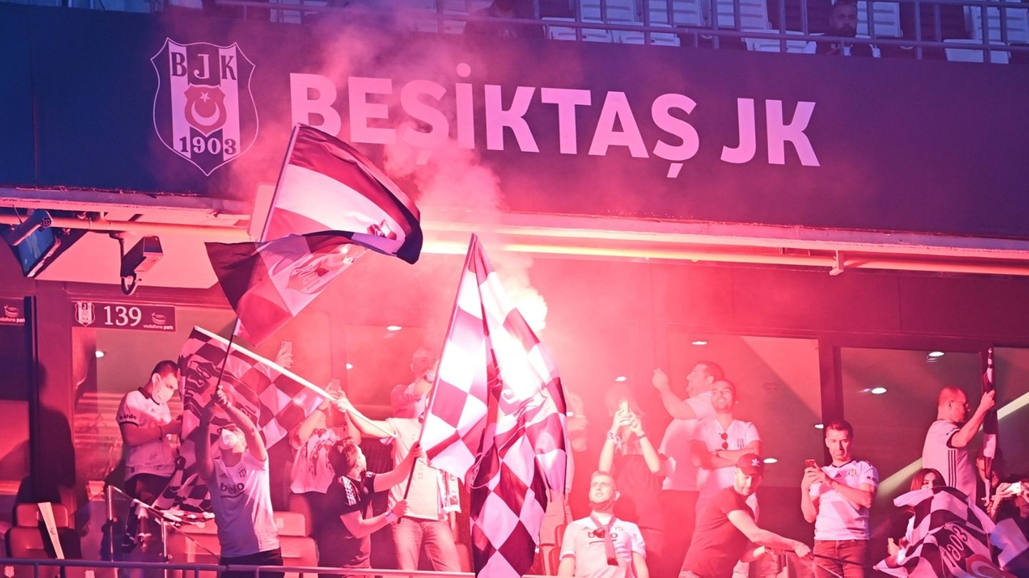 Report: Wout Weghorst before moving from FC Burnley to Besiktas Istanbul