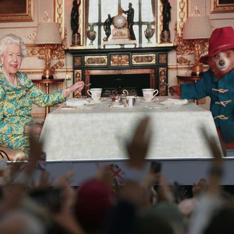 Queen Elizabeth II. mit Paddington dem Bären