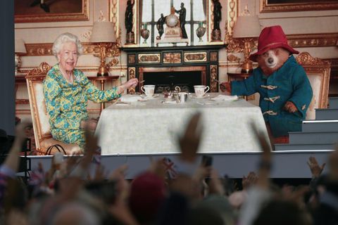 Queen Elizabeth II. mit Paddington dem Bären