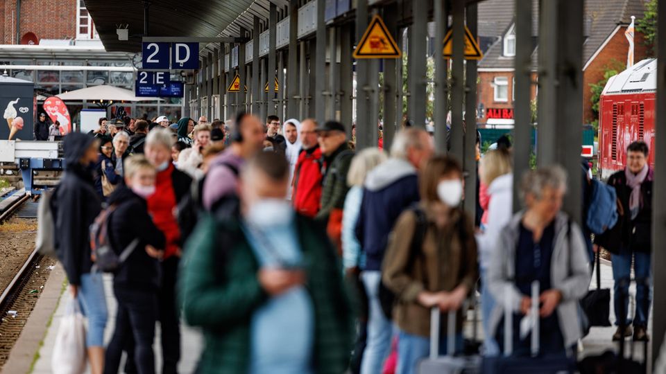 Reisende am Bahnhof Westerland
