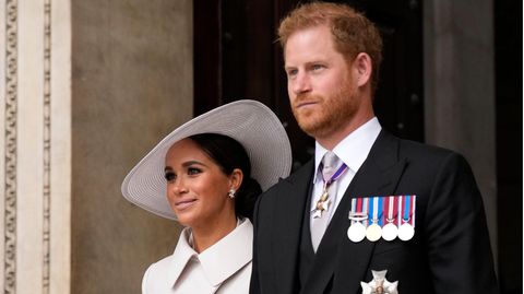 Prinz Harry und seine Frau Meghan bei dem Gedenkgottesdienst zu den Feierlichkeiten des 70. Thronjubiläums von Queen Elizabeth II.