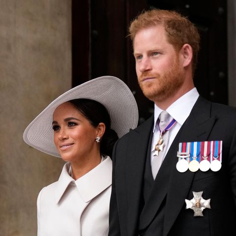 Prinz Harry und seine Frau Meghan bei dem Gedenkgottesdienst zu den Feierlichkeiten des 70. Thronjubiläums von Queen Elizabeth II.