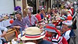 In Alfriston, East Sussex, versammeln sich Fans der Queen an einer langen Tafel mitten auf der Straße
