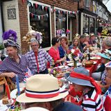 In Alfriston, East Sussex, versammeln sich Fans der Queen an einer langen Tafel mitten auf der Straße