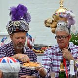 Unter ihnen auch diese beiden Herren, die ihren Kopfschmuck im Alltag wohl eher nicht tragen