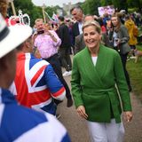 Hier wurde eigentlich auch die Queen erwartet, sie ließ sich allerdings durch ihren jüngsten Sohn Prinz Edward und seine Frau Gräfin Sophie (r.) vertreten