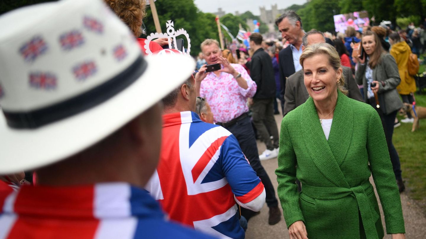 Hier wurde eigentlich auch die Queen erwartet, sie ließ sich allerdings durch ihren jüngsten Sohn Prinz Edward und seine Frau Gräfin Sophie (r.) vertreten