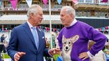 Im Londoner Cricket-Stadion The Oval nahmen auch Thronfolger Prinz Charles und seine Ehefrau Herzogin Camilla an einem "Jubilee Lunch" teil. Hier unterhält er sich gerade mit dem britischen Autor und Moderator Gyles Brandreth in einem wenig dezenten Corgie-Pullover