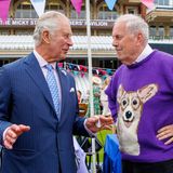 Im Londoner Cricket-Stadion The Oval nahmen auch Thronfolger Prinz Charles und seine Ehefrau Herzogin Camilla an einem "Jubilee Lunch" teil. Hier unterhält er sich gerade mit dem britischen Autor und Moderator Gyles Brandreth in einem wenig dezenten Corgie-Pullover