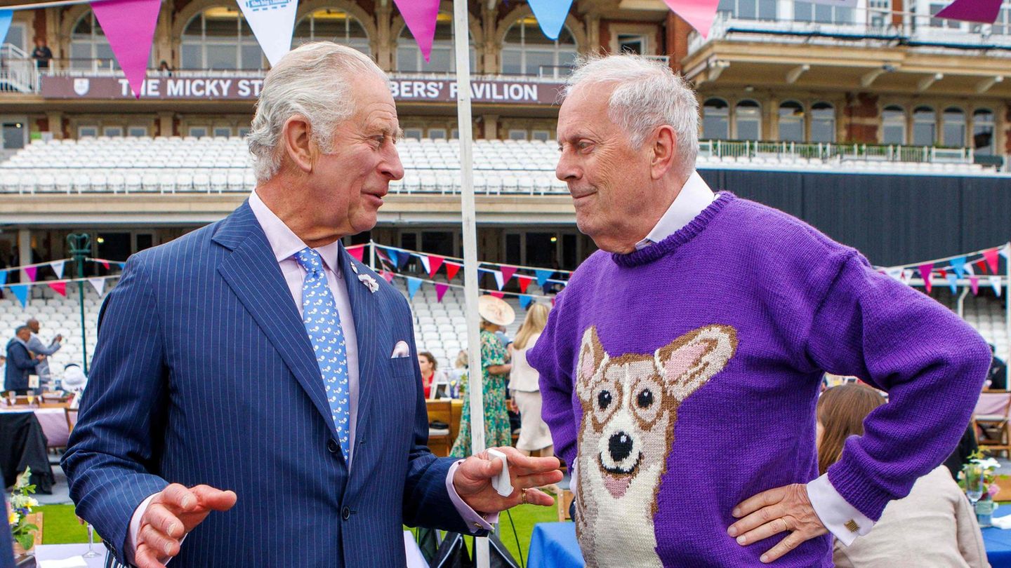 Im Londoner Cricket-Stadion The Oval nahmen auch Thronfolger Prinz Charles und seine Ehefrau Herzogin Camilla an einem "Jubilee Lunch" teil. Hier unterhält er sich gerade mit dem britischen Autor und Moderator Gyles Brandreth in einem wenig dezenten Corgie-Pullover