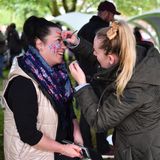 Wenn schon das Outfit eher normal ist, dann doch bitte wenigstens etwas Farbe ins Gesicht – wie bei dieser Dame in Dukinfield bei Manchester