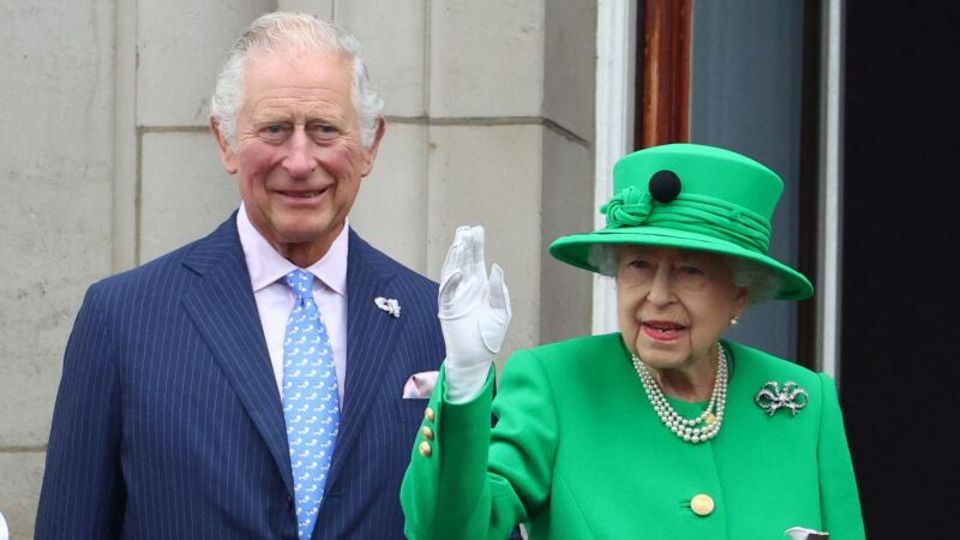 Und dann zeigt sie sich doch noch: Mit Prinz Charles an ihrer Seite winkt Queen Elizabeth am Sonntagabend vom Balkon des Buckingham Palace dem Volk zu