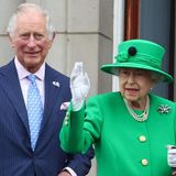 Und dann zeigt sie sich doch noch: Mit Prinz Charles an ihrer Seite winkt Queen Elizabeth am Sonntagabend vom Balkon des Buckingham Palace dem Volk zu