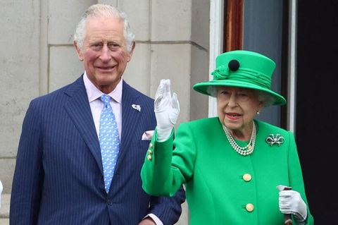 Und dann zeigt sie sich doch noch: Mit Prinz Charles an ihrer Seite winkt Queen Elizabeth am Sonntagabend vom Balkon des Buckingham Palace dem Volk zu