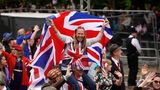 Fans der Queen flanieren über "The Mall" in London – und einige zeigen dabei Flagge