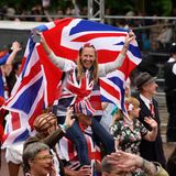 Fans der Queen flanieren über "The Mall" in London – und einige zeigen dabei Flagge
