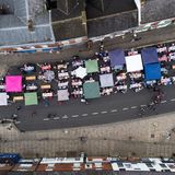 Eine Drohnenaufnahme zeigt eindrucksvoll die Straßenparty in Ashby-de-la-Zouch, nordöstlich von Birmingham