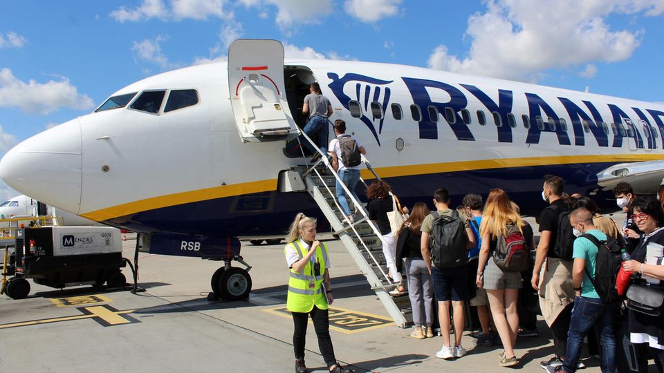 Passagiere beim Boarding einer Ryanair-Maschine