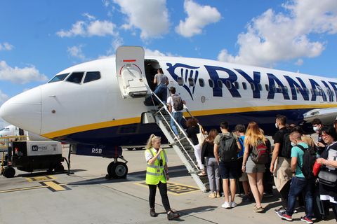 Passagiere beim Boarding einer Ryanair-Maschine
