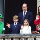 Die Royals winken beim Thronjubiläum vom Balkon