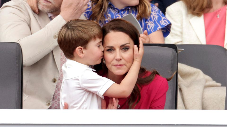 Prince Louis with his mother at the throne jubilee