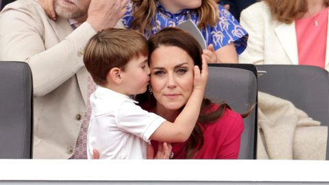 Prinz Louis mit seiner Mama beim Thronjubiläum