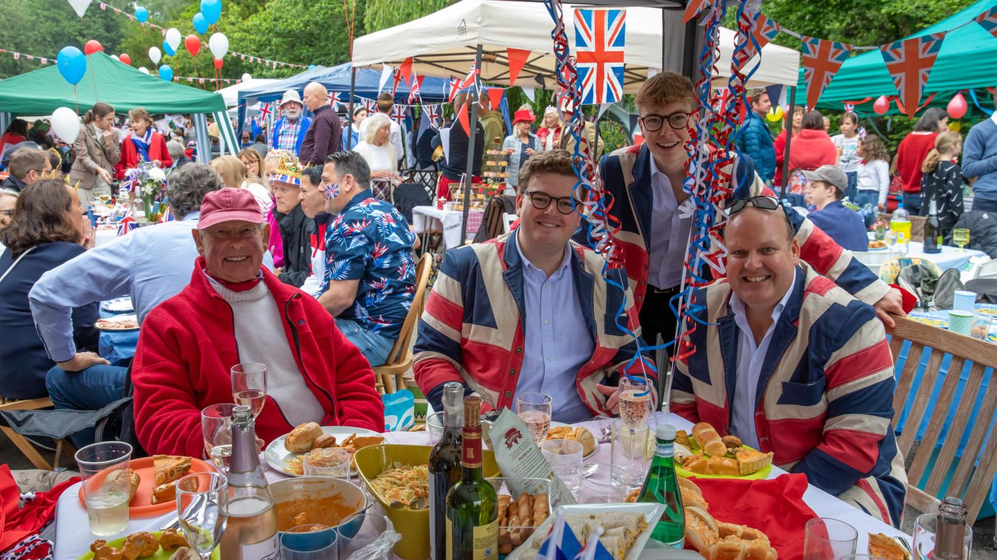 Fast alle der 1032 Einwohner von Shere feierten beim Picknick die Königin. Fast alle der 1032 Einwohner von Shere feierten beim Picknick die Königin.