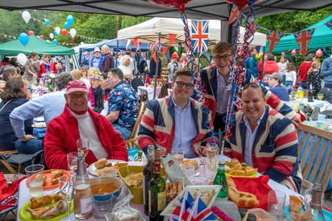 Fast alle der 1032 Einwohner von Shere feierten beim Picknick die Königin.
