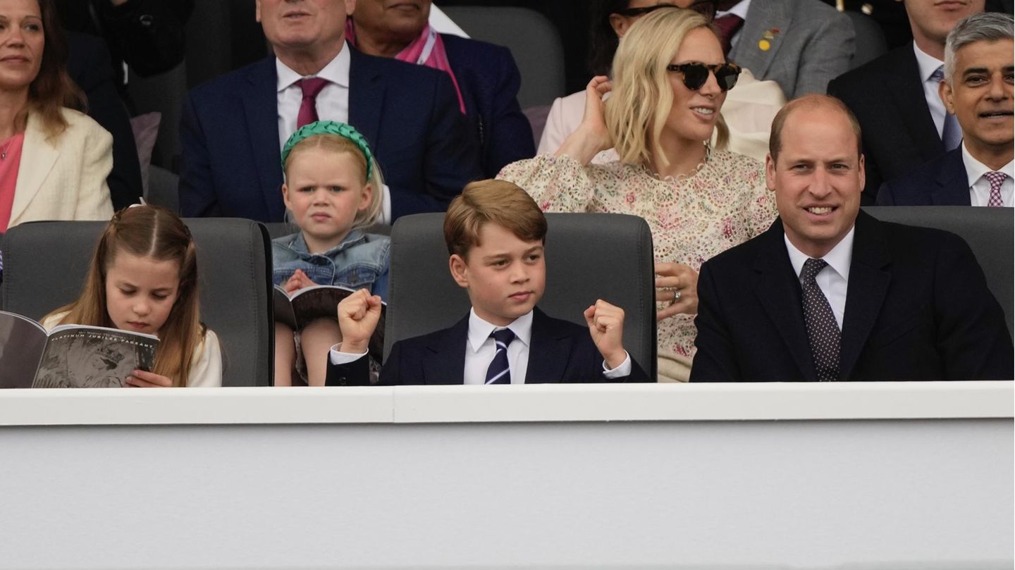 Prinzessin Charlotte liest, während Prinz George beim Thronjubiläum jubelt