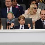 Prinzessin Charlotte liest, während Prinz George beim Thronjubiläum jubelt