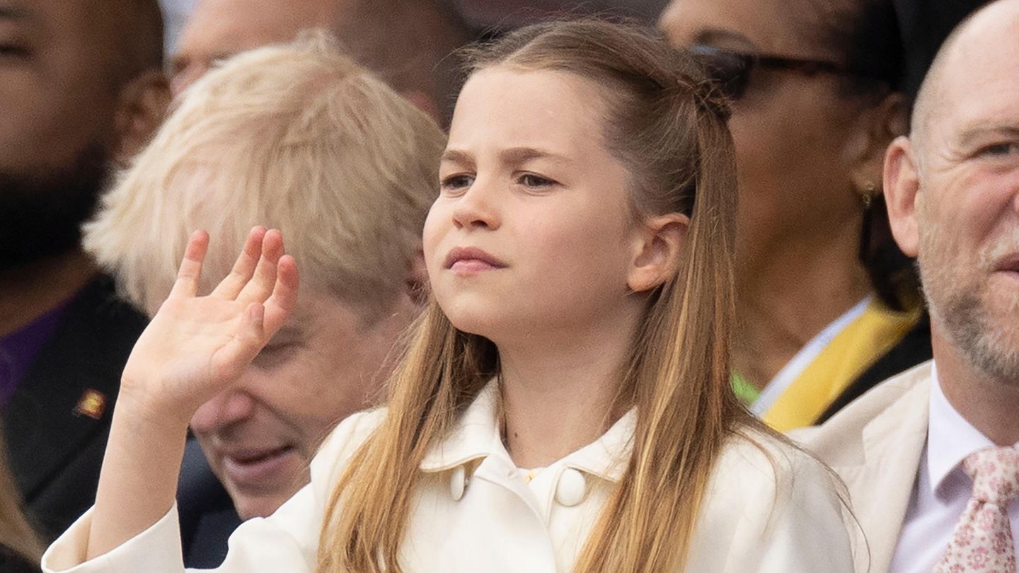 Prinzessin Charlotte winkt beim Thronjubiläum