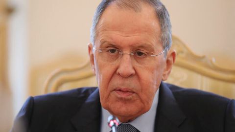 Er ist empört: Der russische Außenminister Sergej Lawrow kann nicht nach Serbien.