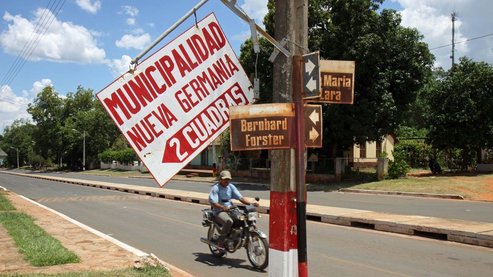 Ein Schild weist den Weg nach Nueva Germania, einer bereits 1887 gegründeten Stadt in Paraguay.