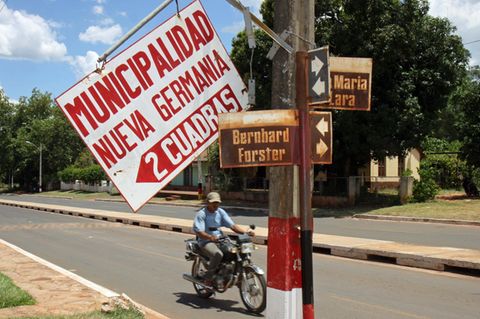 Ein Schild weist den Weg nach Nueva Germania, einer bereits 1887 gegründeten Stadt in Paraguay.