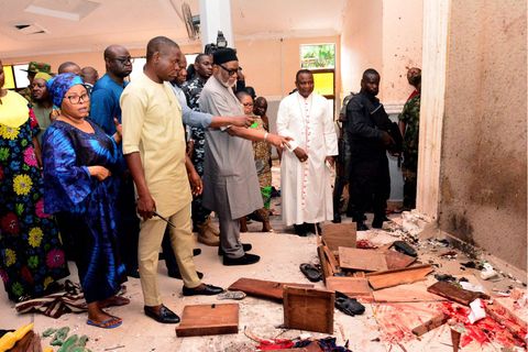 Rotimi Akeredolu (4.v.l.), Gouverneur von Ondo, zeigt sichtlich betroffen auf die Blutflecken in der Kirche, in der Bewaffnete wohl Dutzende Gläubige erschossen