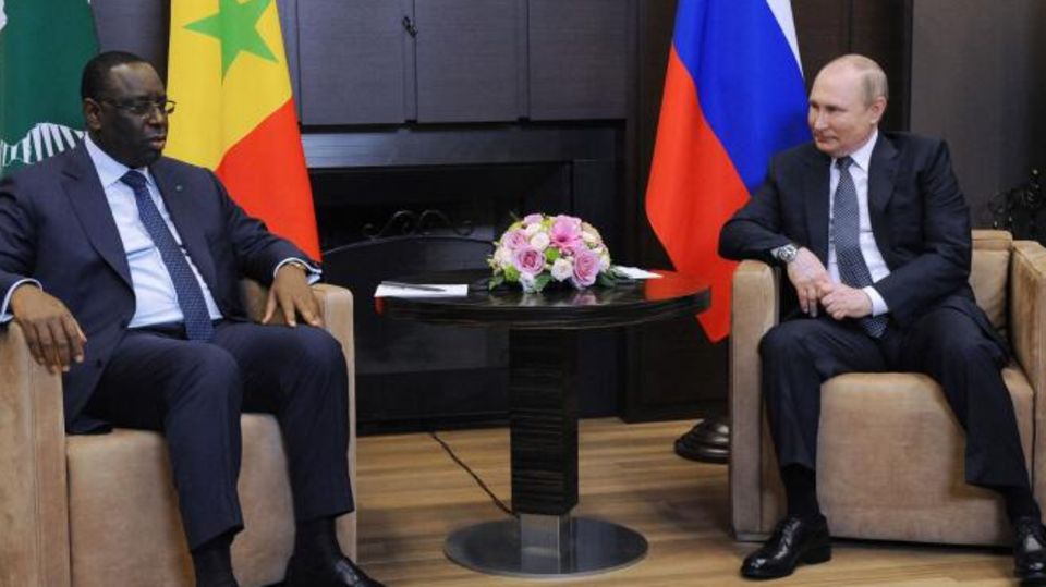 Wladimir Putin (r.) trifft AU-Präsident Macky Sall zum Austausch über Getreideexporte.