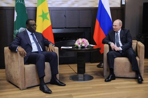 Wladimir Putin (r.) trifft AU-Präsident Macky Sall zum Austausch über Getreideexporte.