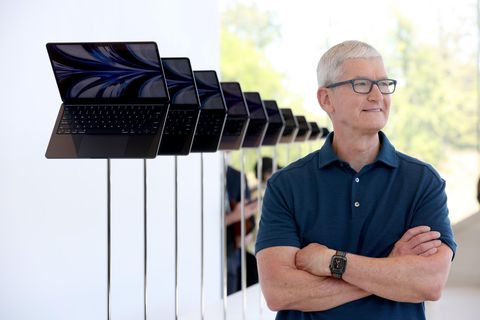 Apple-Chef Tim Cook neben den neuen Modellen des Macbook Air bei der WWDC
