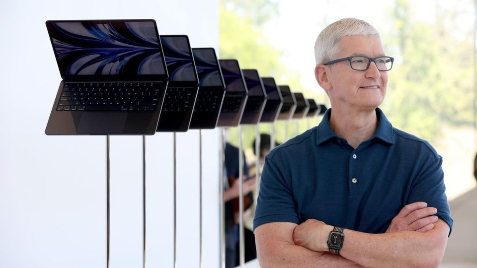 Apple-Chef Tim Cook neben den neuen Modellen des Macbook Air bei der WWDC