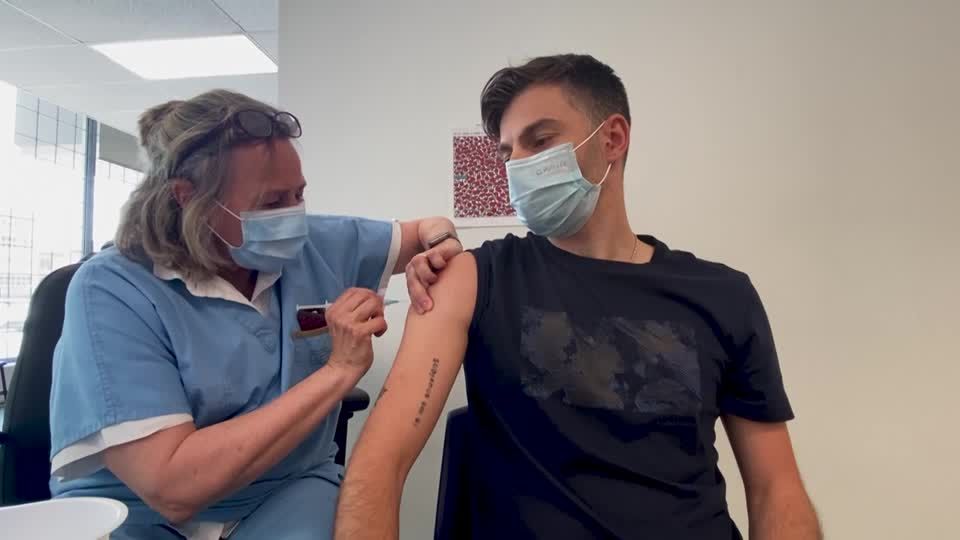 Video: Impfung gegen Affenpocken in Kanada: Frédéric geht auf Nummer sicher Video: Impfung gegen Affenpocken in Kanada: Frédéric geht auf Nummer sicher
