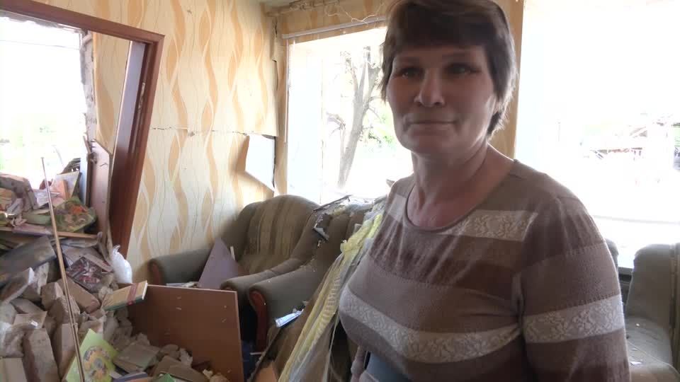 Video: Zerstörung im Donbass: "Ich beruhige mich. Dann fange ich wieder an zu weinen"