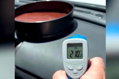 Tiktoker bereitet einen Kuchen zu – und das in seinem Auto.