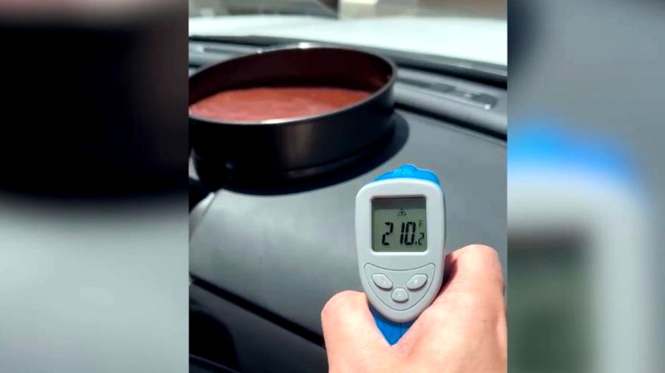 Tiktoker bereitet einen Kuchen zu – und das in seinem Auto.