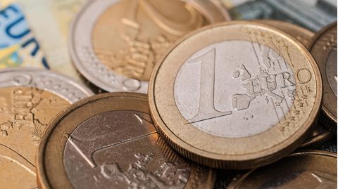 Mindestlohn-Symbol: Mehrere Euro-Münzen liegen übereinander