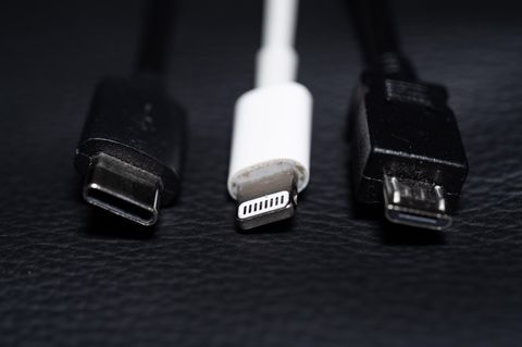Ein USB-C, ein Apple Lightning und ein Micro-USB Kabel (von links nach rechts) sind nebeneinander zu sehen. Es ist eine Einigung auf einheitliche Ladekabel in der EU möglich.